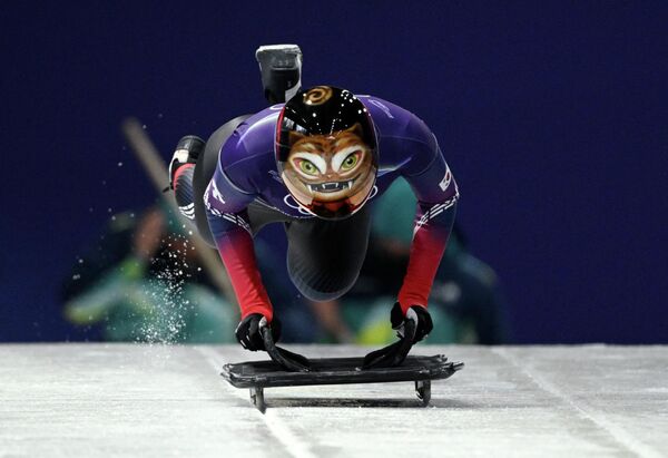 Спортсменка из Южной Кореи Хон Суджун в шлеме с тигром из мультфильма. - Sputnik Южная Осетия