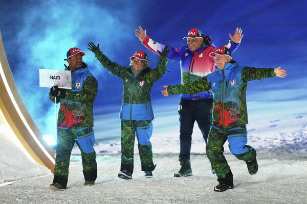 Форма сборной Гаити, разработанная итало-гаитянским дизайнером Стеллой Жан и вдохновленная творчеством гаитянского художника и скульптора Эдуарда Дюваль-Карри. - Sputnik Южная Осетия