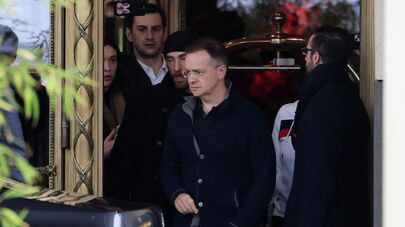 Помощник президента России Владимир Мединский выходит из отеля "Интерконтиненталь" в Женеве