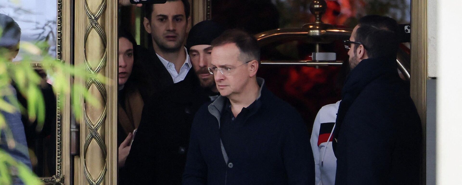 Помощник президента России Владимир Мединский выходит из отеля Интерконтиненталь в Женеве - Sputnik Южная Осетия, 1920, 19.02.2026