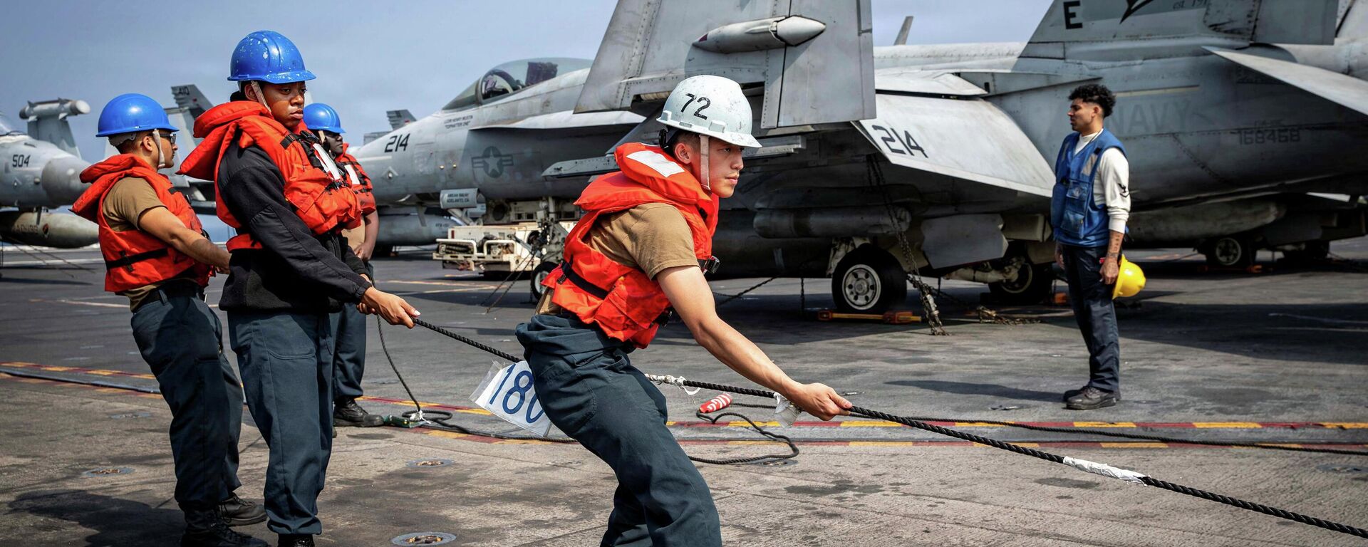 Моряки ВМС США на полетной палубе авианосца USS Abraham Lincoln в Аравийском море - Sputnik Южная Осетия, 1920, 19.02.2026