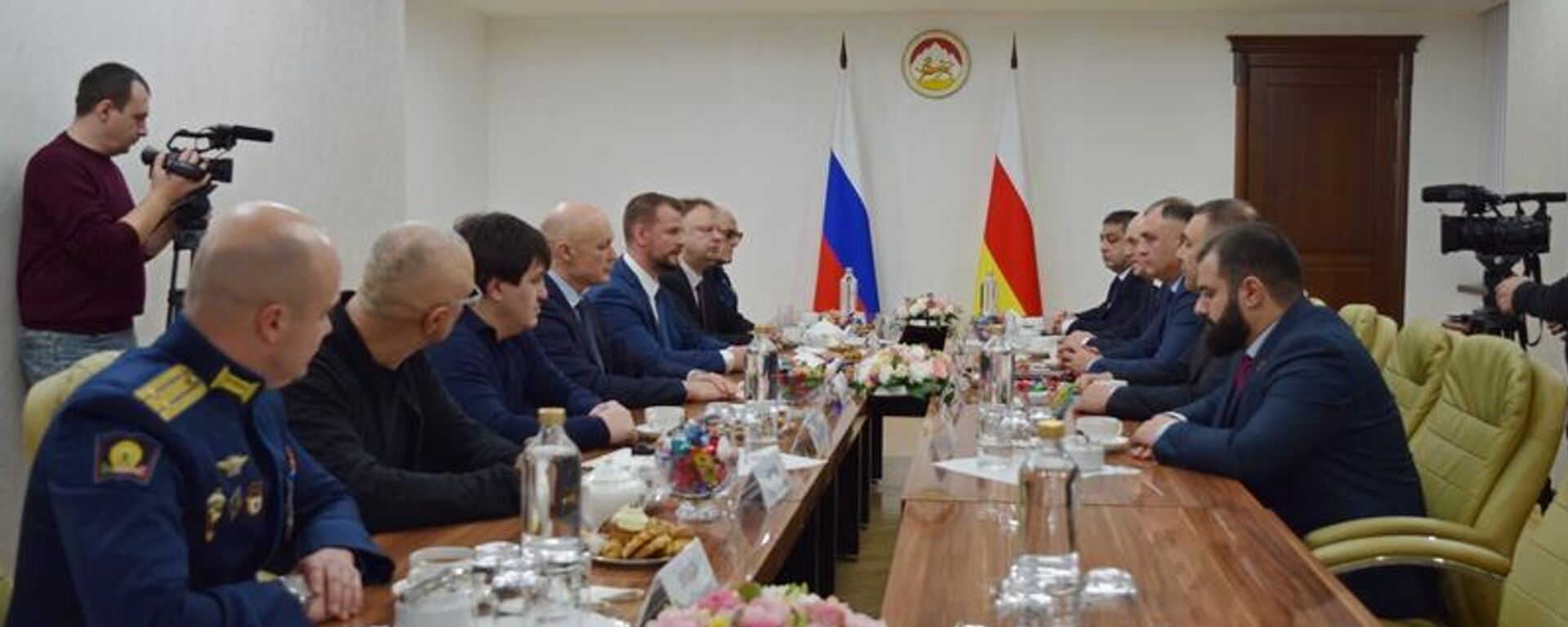  Президент Алан Гаглоев встретился с делегацией из Российской Федерации. - Sputnik Южная Осетия, 1920, 19.02.2026