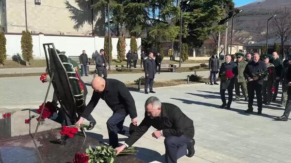 В Цхинвале возложили цветы к Мемориалу павшим защитникам Отечества - Sputnik Южная Осетия