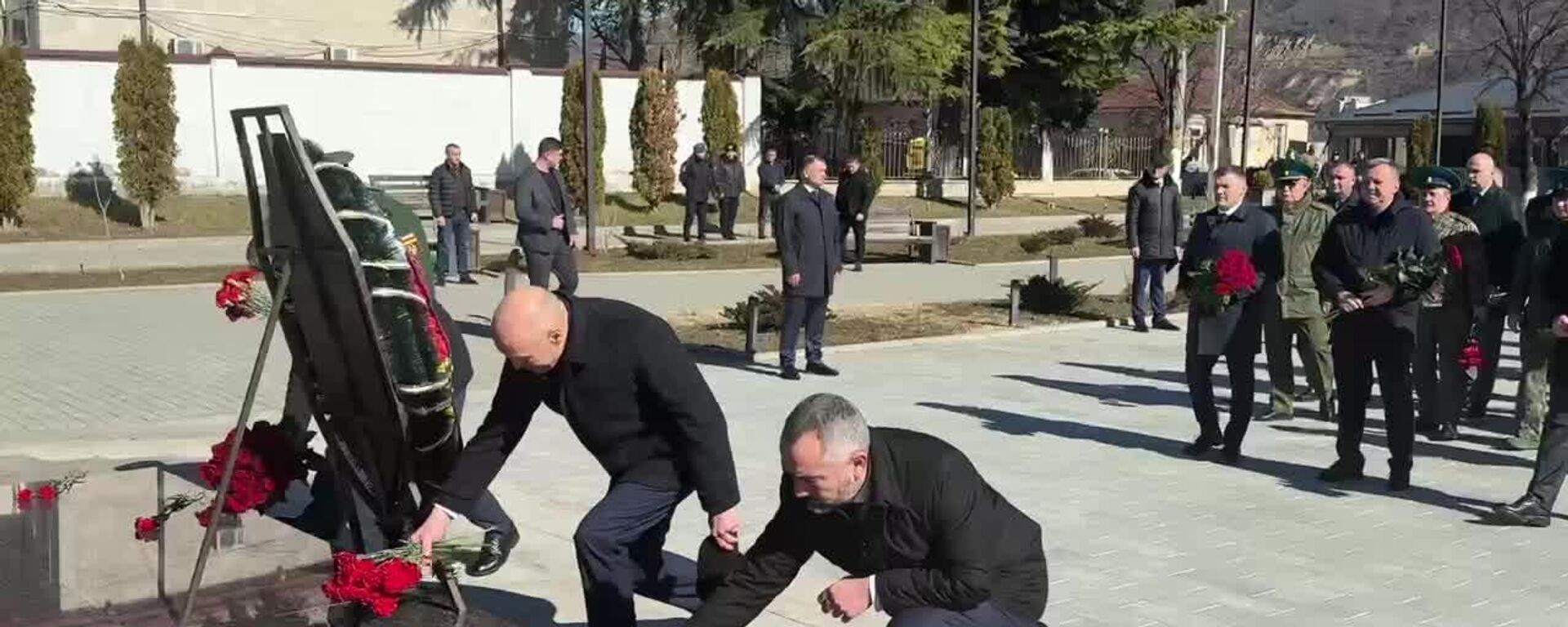 В Цхинвале возложили цветы к Мемориалу павшим защитникам Отечества - Sputnik Южная Осетия, 1920, 20.02.2026