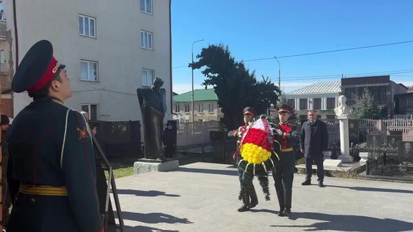 В столице Южной Осетии прошла церемония возложения цветов к часовне на Мемориальном кладбище во дворе СОШ № 5 - Sputnik Южная Осетия