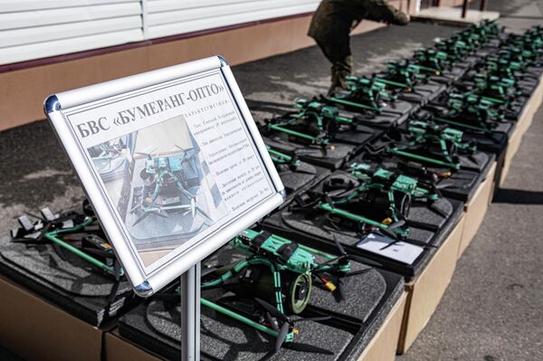 Президент Алан Гаглоев передал Министерству обороны РЮО партию современных дронов Президент Алан Гаглоев передал Министерству обороны РЮО партию современных дронов - Sputnik Южная Осетия