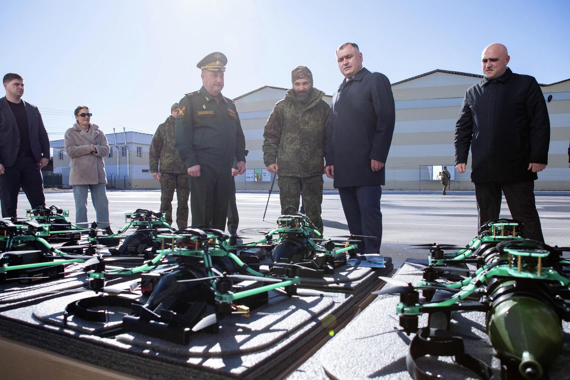 Президент Алан Гаглоев передал Министерству обороны РЮО партию современных дронов Президент Алан Гаглоев передал Министерству обороны РЮО партию современных дронов - Sputnik Южная Осетия, 1920, 20.02.2026