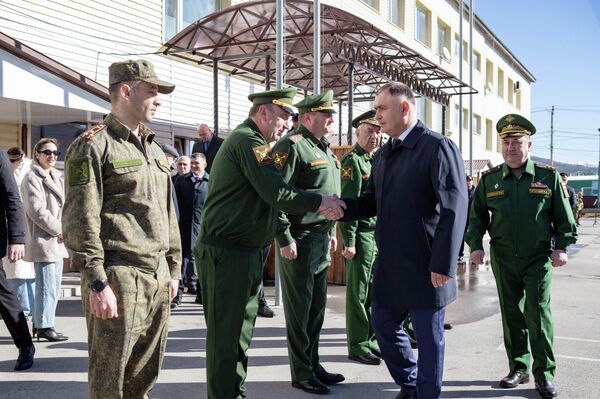 Президент Алан Гаглоев передал Министерству обороны РЮО партию современных дронов Президент Алан Гаглоев передал Министерству обороны РЮО партию современных дронов - Sputnik Южная Осетия