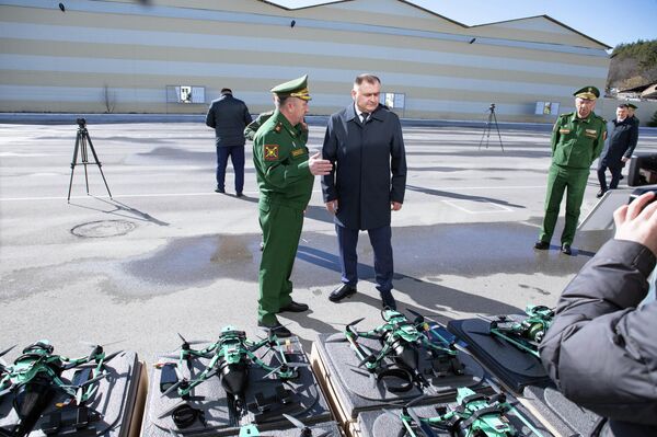 Президент Алан Гаглоев передал Министерству обороны РЮО партию современных дронов Президент Алан Гаглоев передал Министерству обороны РЮО партию современных дронов - Sputnik Южная Осетия