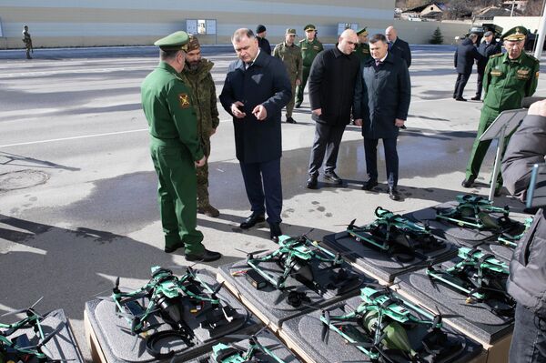 Президент Алан Гаглоев передал Министерству обороны РЮО партию современных дронов Президент Алан Гаглоев передал Министерству обороны РЮО партию современных дронов - Sputnik Южная Осетия