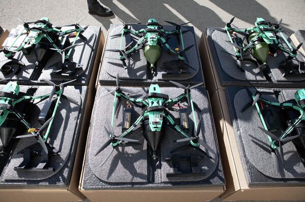 Президент Алан Гаглоев передал Министерству обороны РЮО партию современных дронов Президент Алан Гаглоев передал Министерству обороны РЮО партию современных дронов - Sputnik Южная Осетия