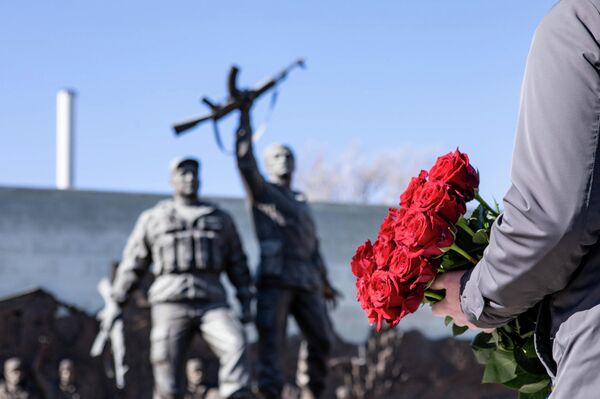 В Цхинвале возложили цветы к Мемориалу защитникам Отечества В Цхинвале возложили цветы к Мемориалу защитникам Отечества - Sputnik Южная Осетия