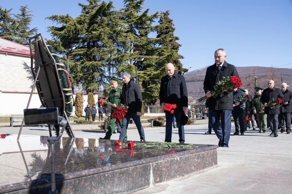 В Цхинвале возложили цветы к Мемориалу защитникам Отечества В Цхинвале возложили цветы к Мемориалу защитникам Отечества - Sputnik Южная Осетия