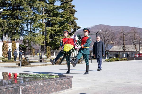 В Цхинвале возложили цветы к Мемориалу защитникам Отечества В Цхинвале возложили цветы к Мемориалу защитникам Отечества - Sputnik Южная Осетия
