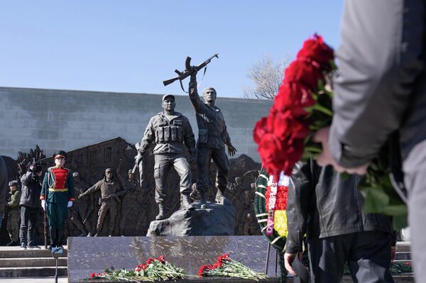 В Цхинвале возложили цветы к Мемориалу защитникам Отечества В Цхинвале возложили цветы к Мемориалу защитникам Отечества - Sputnik Южная Осетия