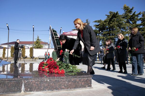 В Цхинвале возложили цветы к Мемориалу защитникам Отечества В Цхинвале возложили цветы к Мемориалу защитникам Отечества - Sputnik Южная Осетия