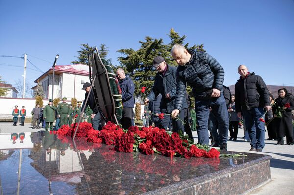 В Цхинвале возложили цветы к Мемориалу защитникам Отечества В Цхинвале возложили цветы к Мемориалу защитникам Отечества - Sputnik Южная Осетия