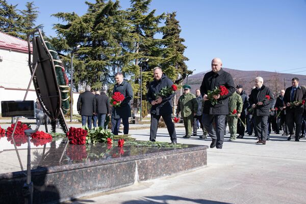 В Цхинвале возложили цветы к Мемориалу защитникам Отечества В Цхинвале возложили цветы к Мемориалу защитникам Отечества - Sputnik Южная Осетия