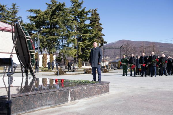 В Цхинвале возложили цветы к Мемориалу защитникам Отечества В Цхинвале возложили цветы к Мемориалу защитникам Отечества - Sputnik Южная Осетия