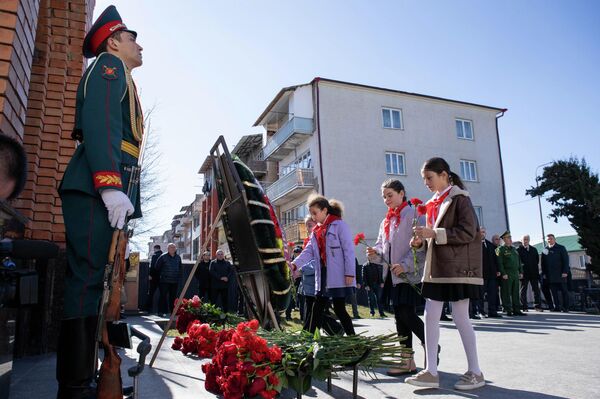 Церемония возложения цветов к часовне на Мемориальном кладбище во дворе СОШ № 5 Церемония возложения цветов к часовне на Мемориальном кладбище во дворе СОШ № 5 - Sputnik Южная Осетия
