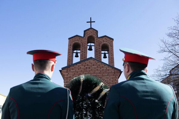 Церемония возложения цветов к часовне на Мемориальном кладбище во дворе СОШ № 5 Церемония возложения цветов к часовне на Мемориальном кладбище во дворе СОШ № 5 - Sputnik Южная Осетия