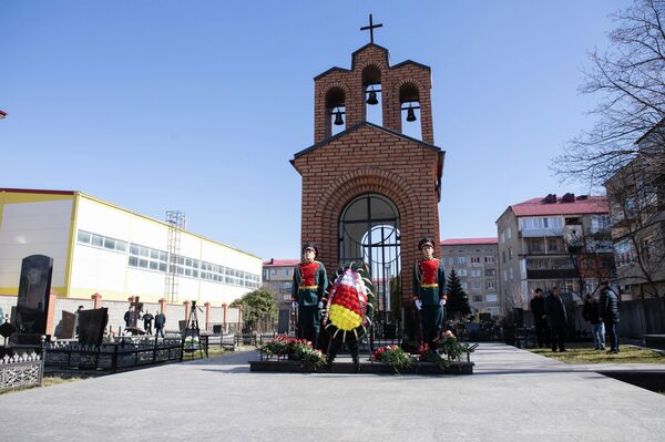 Церемония возложения цветов к часовне на Мемориальном кладбище во дворе СОШ № 5 Церемония возложения цветов к часовне на Мемориальном кладбище во дворе СОШ № 5 - Sputnik Южная Осетия
