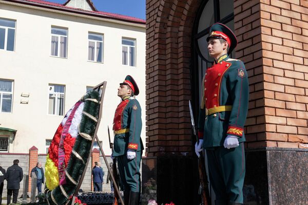Церемония возложения цветов к часовне на Мемориальном кладбище во дворе СОШ № 5 Церемония возложения цветов к часовне на Мемориальном кладбище во дворе СОШ № 5 - Sputnik Южная Осетия