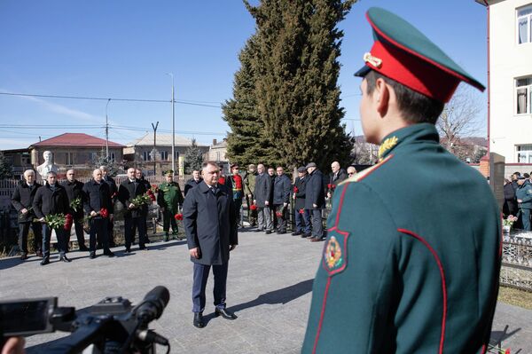 Церемония возложения цветов к часовне на Мемориальном кладбище во дворе СОШ № 5 Церемония возложения цветов к часовне на Мемориальном кладбище во дворе СОШ № 5 - Sputnik Южная Осетия