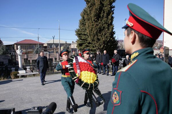 Церемония возложения цветов к часовне на Мемориальном кладбище во дворе СОШ № 5 Церемония возложения цветов к часовне на Мемориальном кладбище во дворе СОШ № 5 - Sputnik Южная Осетия