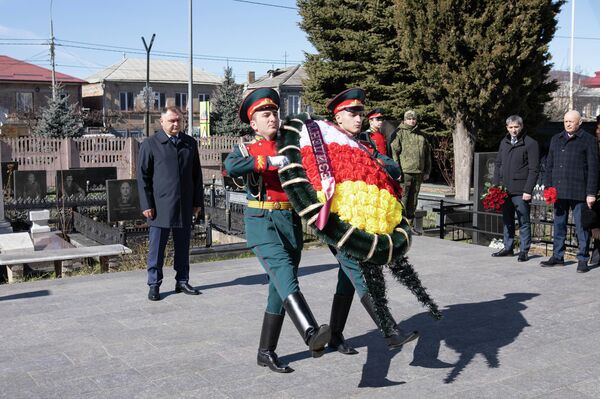 Церемония возложения цветов к часовне на Мемориальном кладбище во дворе СОШ № 5 Церемония возложения цветов к часовне на Мемориальном кладбище во дворе СОШ № 5 - Sputnik Южная Осетия