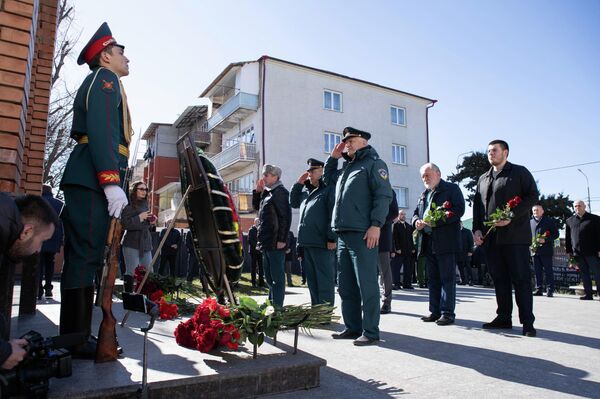 Церемония возложения цветов к часовне на Мемориальном кладбище во дворе СОШ № 5 Церемония возложения цветов к часовне на Мемориальном кладбище во дворе СОШ № 5 - Sputnik Южная Осетия