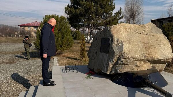 Марат Кулахметов и российские военные почтили в Цхинвале память защитников Отечества - Sputnik Южная Осетия