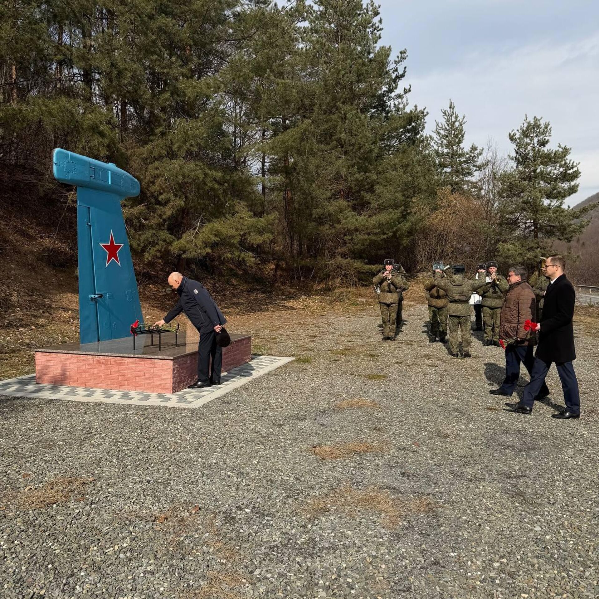 Марат Кулахметов и российские военные почтили в Цхинвале память защитников Отечества - Sputnik Южная Осетия, 1920, 22.02.2026