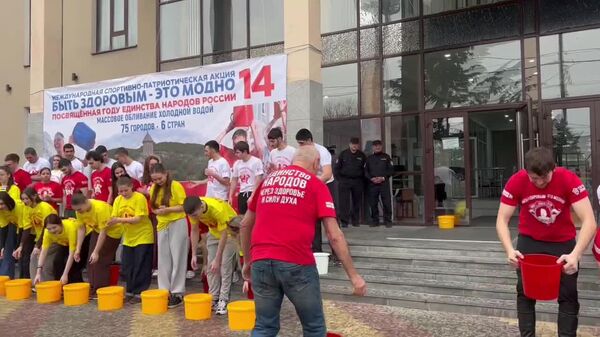 Быть здоровым – это модно!: Цхинвал присоединился к массовому обливанию водой - Sputnik Южная Осетия