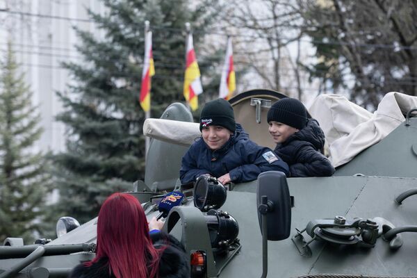 Выставка военной техники и вооружения в Цхинвале Выставка военной техники и вооружения в Цхинвале - Sputnik Южная Осетия