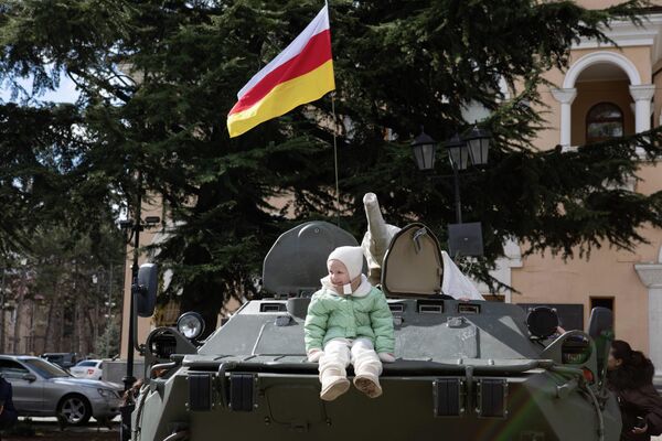Выставка военной техники и вооружения в Цхинвале Выставка военной техники и вооружения в Цхинвале - Sputnik Южная Осетия