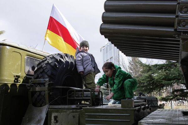 Выставка военной техники и вооружения в Цхинвале Выставка военной техники и вооружения в Цхинвале - Sputnik Южная Осетия