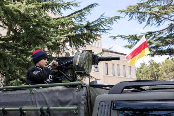 Выставка военной техники и вооружения в Цхинвале Выставка военной техники и вооружения в Цхинвале - Sputnik Южная Осетия