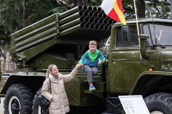 Выставка военной техники и вооружения в Цхинвале Выставка военной техники и вооружения в Цхинвале - Sputnik Южная Осетия