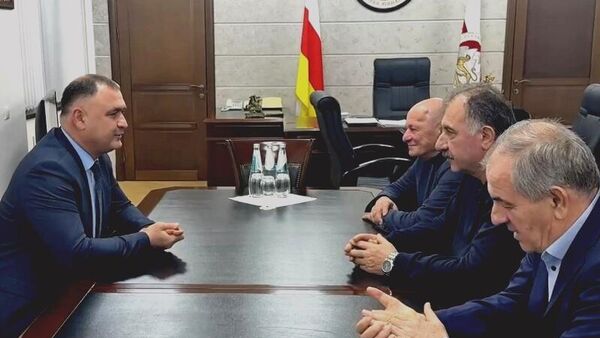 Встреча президента Алана Гаглоева с Хасаном Гиголаевым, Таймуразом Келехсаевым и Зауром Цховребовым - Sputnik Южная Осетия