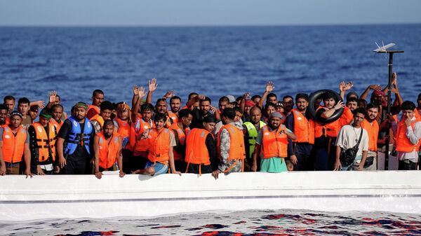 Мигранты в лодке в Средиземном море. Архивное фото  - Sputnik Южная Осетия