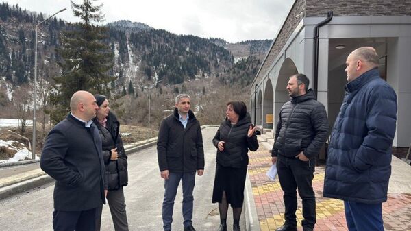 Глава правительства Дзамболат Тадтаев посетил лагерь Мзиугом  - Sputnik Южная Осетия