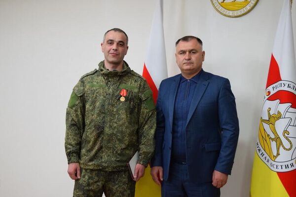 Президент Южной Осетии вручил участникам СВО государственные награды Президент Южной Осетии вручил участникам СВО государственные награды - Sputnik Южная Осетия