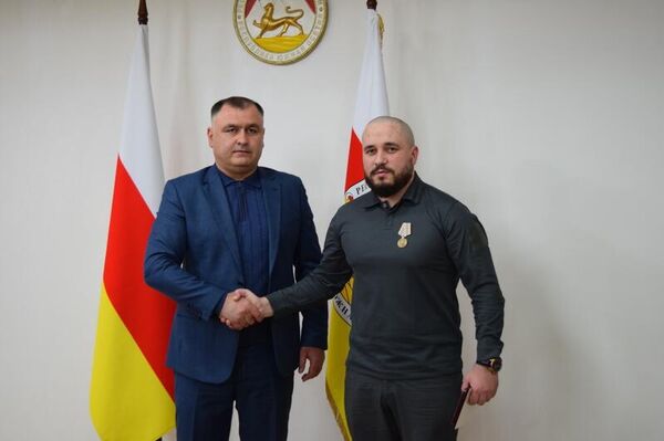 Президент Южной Осетии вручил участникам СВО государственные награды Президент Южной Осетии вручил участникам СВО государственные награды - Sputnik Южная Осетия