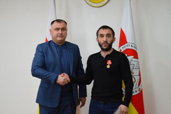 Президент Южной Осетии вручил участникам СВО государственные награды Президент Южной Осетии вручил участникам СВО государственные награды - Sputnik Южная Осетия