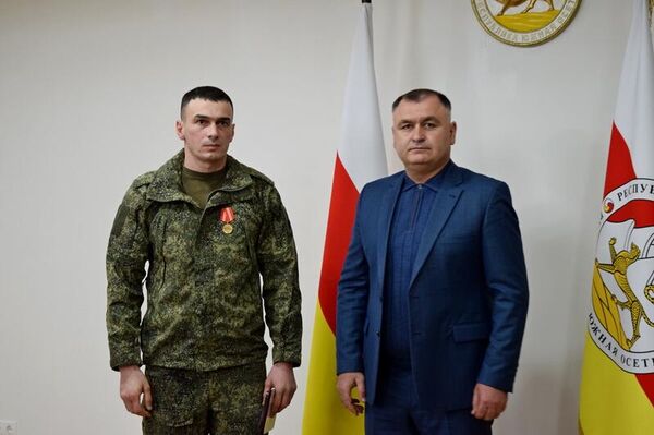 Президент Южной Осетии вручил участникам СВО государственные награды Президент Южной Осетии вручил участникам СВО государственные награды - Sputnik Южная Осетия