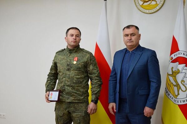 Президент Южной Осетии вручил участникам СВО государственные награды Президент Южной Осетии вручил участникам СВО государственные награды - Sputnik Южная Осетия