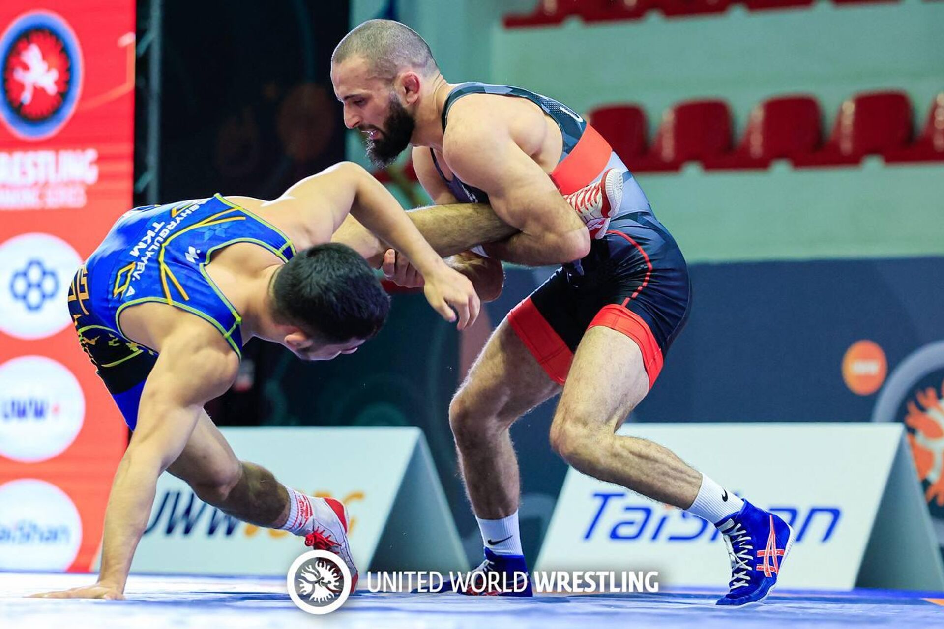 Чермен Тавитов (справа) на рейтинговом турнире UWW в Албании - Sputnik Южная Осетия, 1920, 26.02.2026