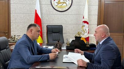 Президент Алан Гаглоев и глава МЧС Ибрагим Гассеев во время встречи 