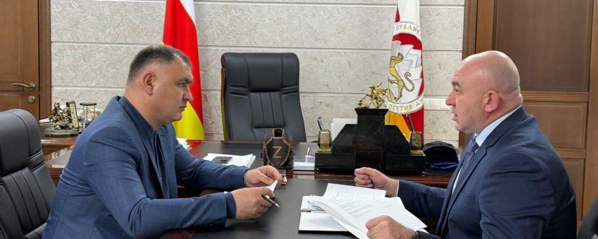 Президент Алан Гаглоев и глава МЧС Ибрагим Гассеев во время встречи  - Sputnik Южная Осетия, 1920, 26.02.2026
